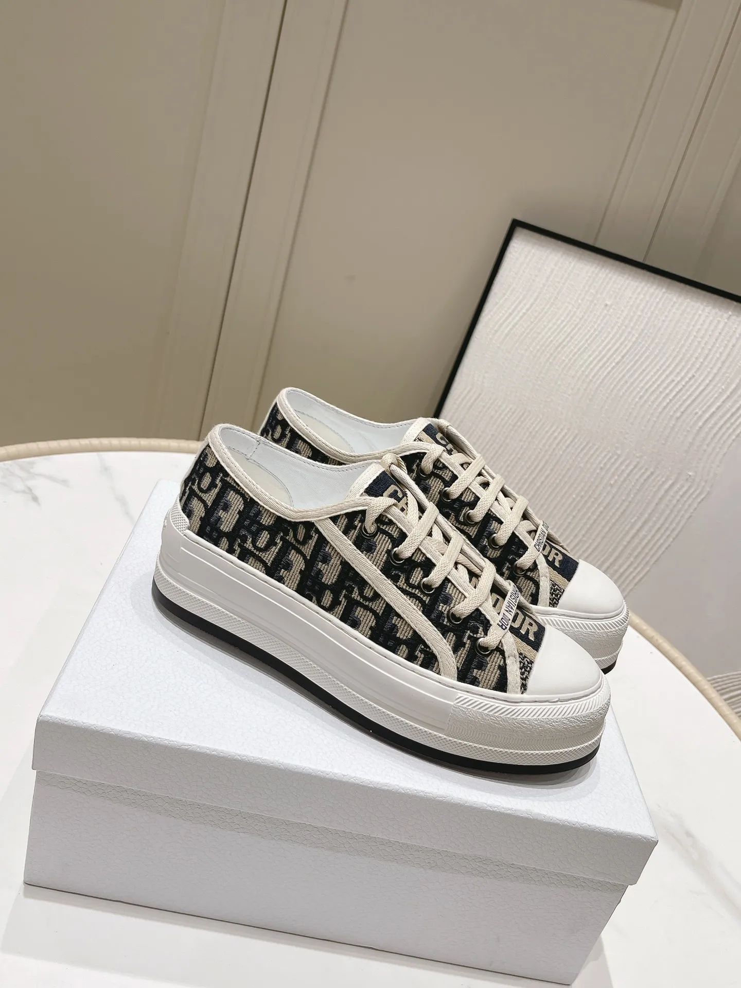 👟👟Ex-factory price 520 👟👟 Women's shoes Women's clothing Women's shoes Women's shoes Women's clothing Dior Dior Walk'n series Presbyopia Embroidery Thick-soled canvas shoes Casual sneakers Original purchase development Production This Walk'n'Dior thick-soled sneaker is a fashionable item that enhances the style of the series. Oblique printed cotton embroidered upper with comfortable platform sole, tongue and Christian Dior 👟👟 ex-factory aris signature laces. Can add fashionable temperament to all kinds of casual looks ▪️Fabric: Original customized imported Oblique printed embroidery ▪️Inner lining: Imported soft sheepskin lining ▪️Outsole: Original exclusive molded T👟👟Factory price U material ▪️Sole thickness: 4.5CM ▪️Size: Women's 35-40
